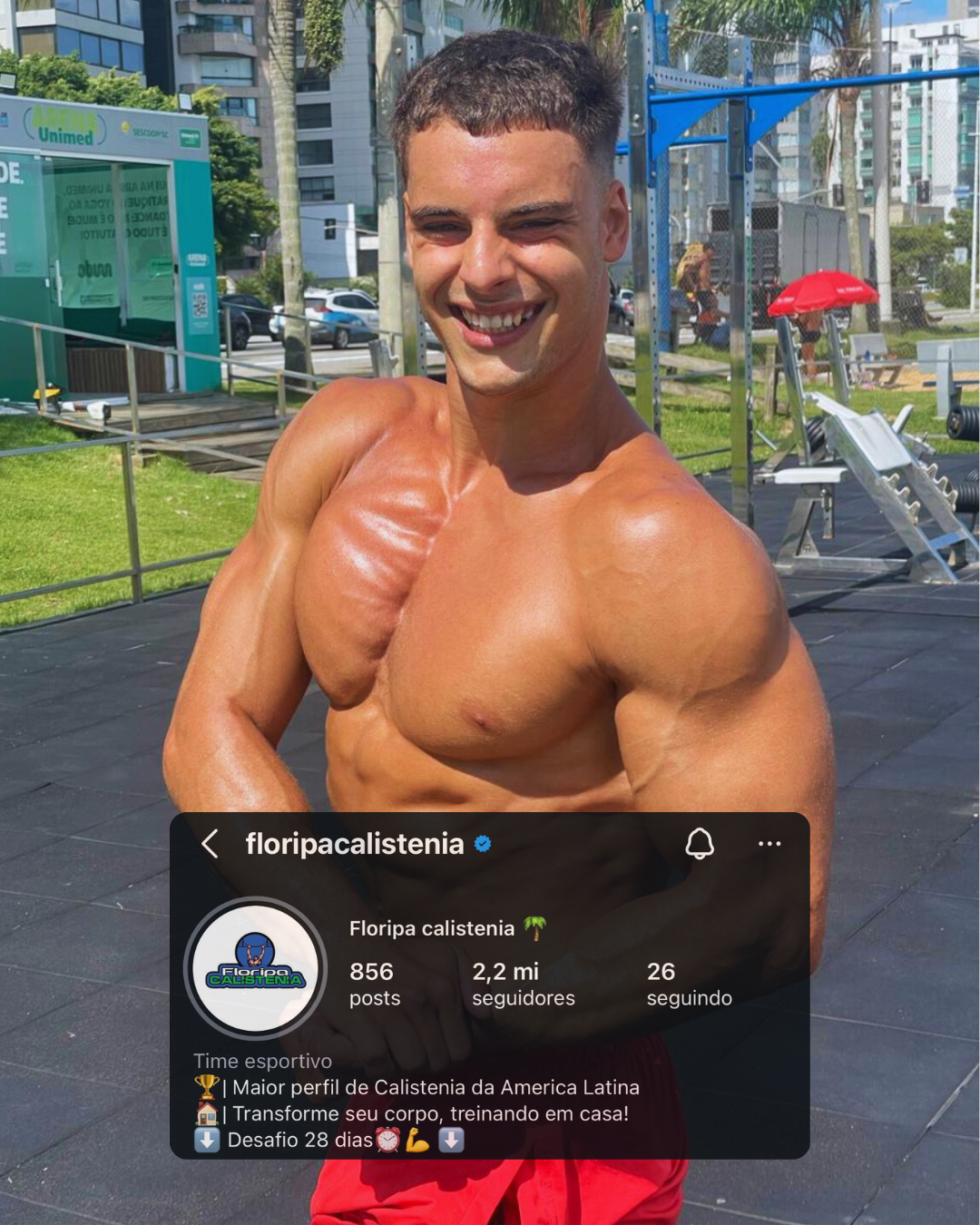 Instrutor de calistenia sorrindo em um parque